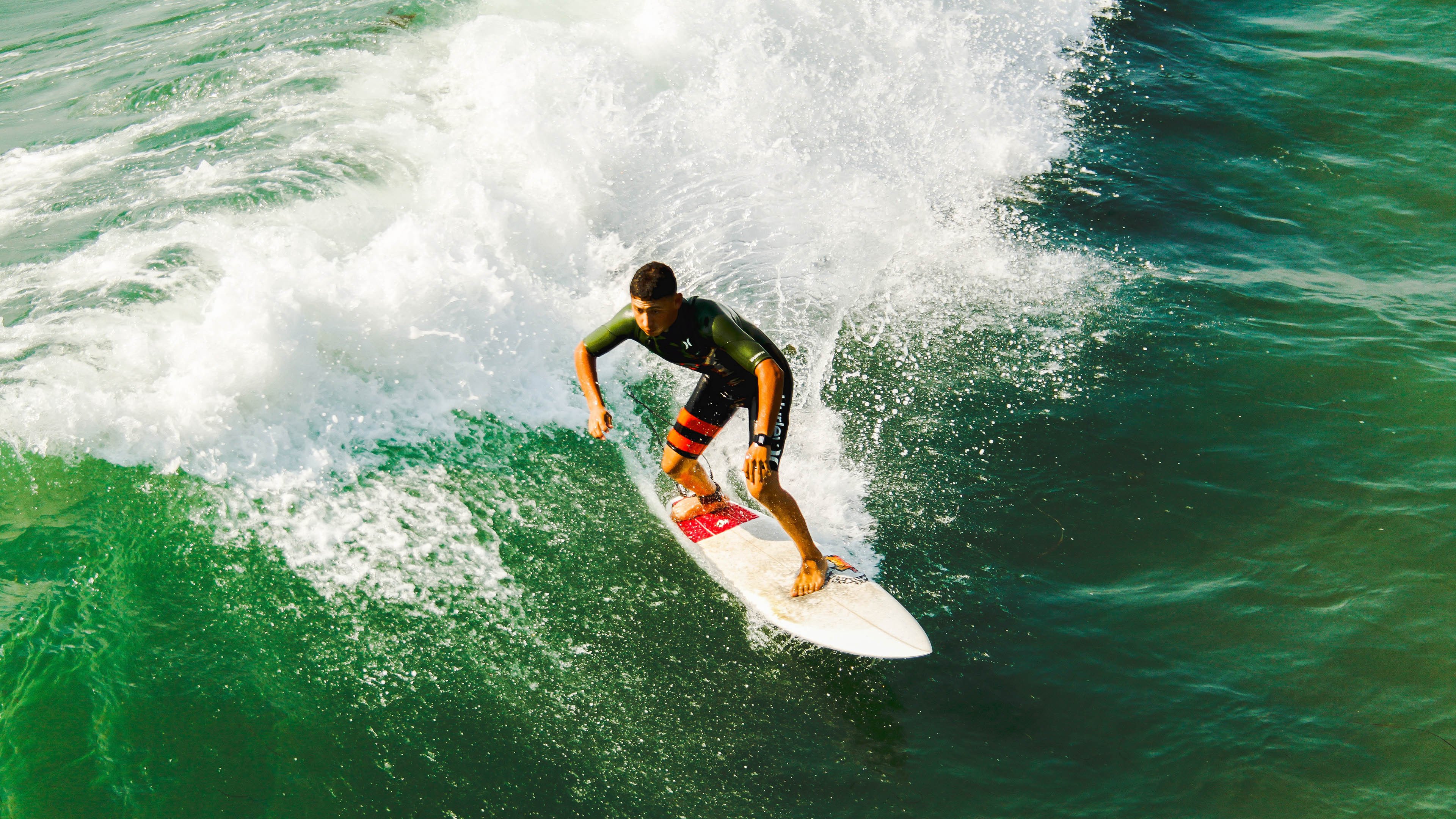 “青少年足球技能大赛激烈角逐，弘扬拼搏精神”，青少年足球实战智慧