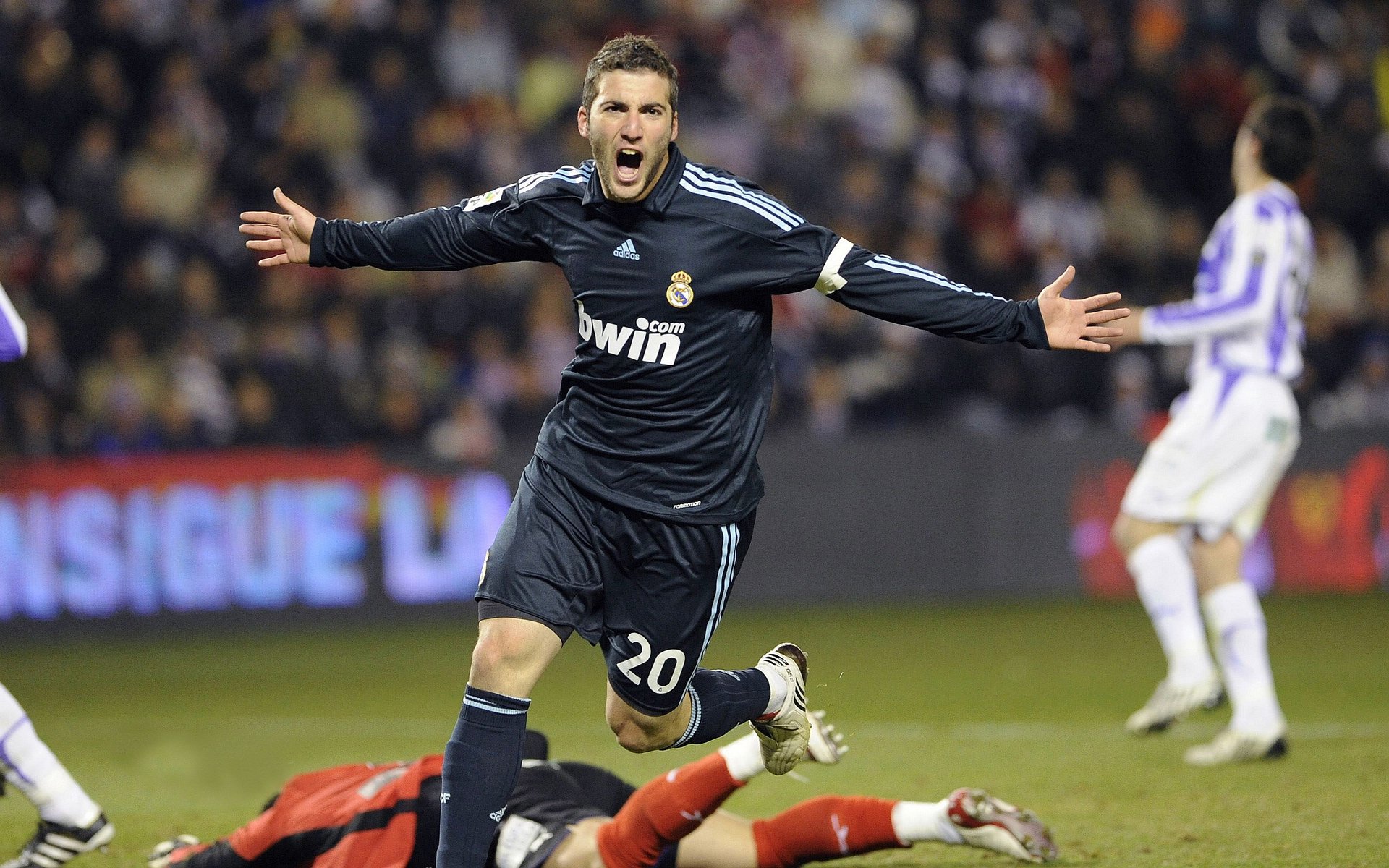 伊朗男足在巴黎奥运会上展现出强大的团队协作能力，伊朗足球运动员